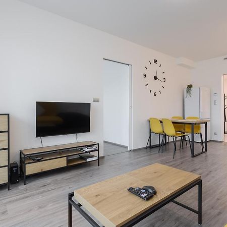 Yellow Apartment With Parking Praga Exterior foto
